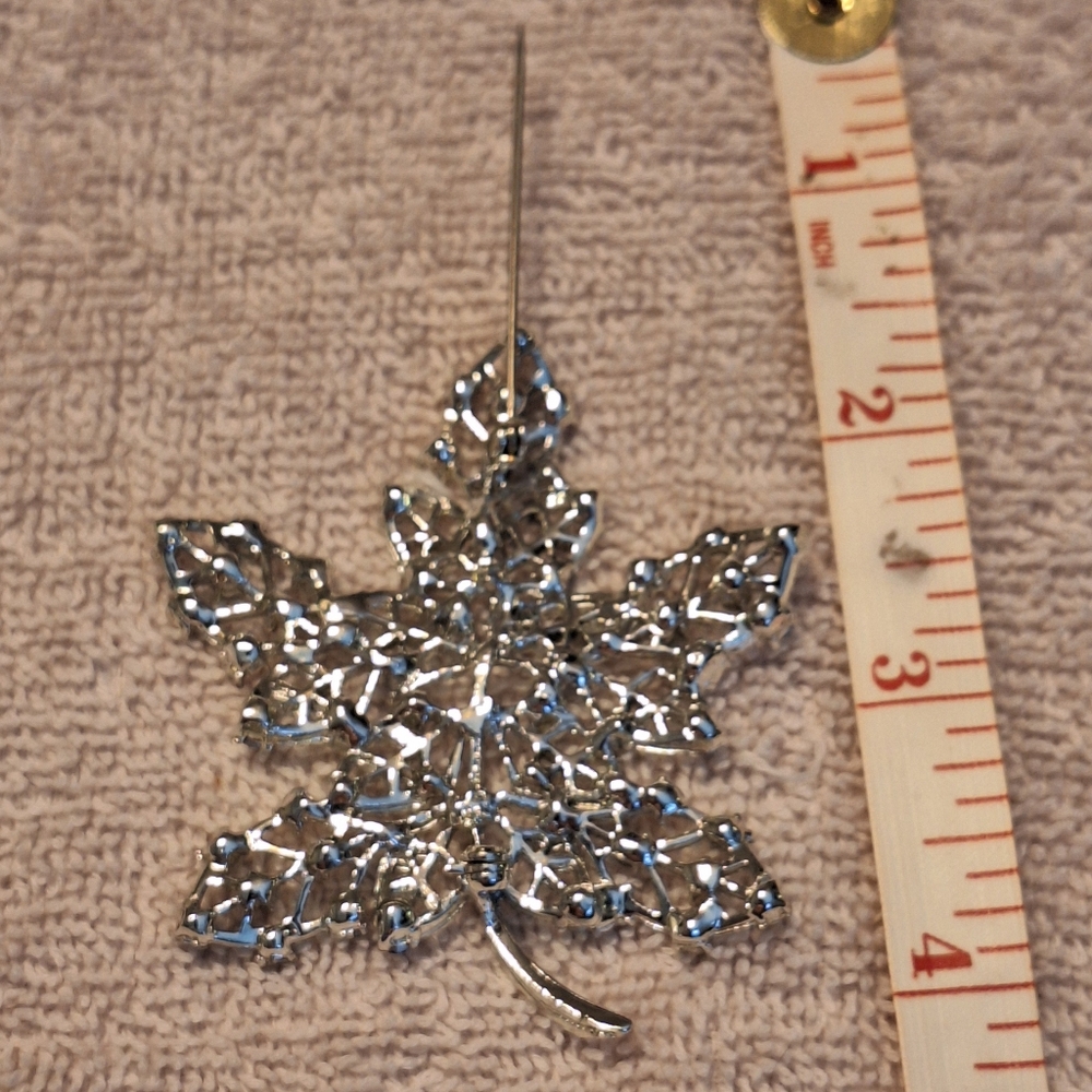 Elegant Silver Leaf Brooch with Multicolor Crystals - Picture 7 of 9